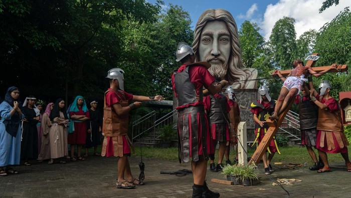 Umat Katolik melakukan prosesi visualisasi jalan salib di Gereja Katolik Santo Yakobus Alfeus, Pajangan, Bantul, D.I Yogyakarta, Jumat (29/3/2024). Prosesi tersebut merefleksikan kisah dan wafatnya Yesus Kristus yang dilaksanakan dalam rangkaian peringatan Jumat Agung dari Tri Hari Suci Paskah. ANTARA/Andreas Fitri Atmoko/agr/rwa.