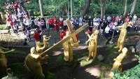 Sejumlah umat Kristiani beribadah di depan diorama penyaliban Yesus Kristus saat prosesi Jalan Salib di lereng gunung Wilis Desa Puhsarang, Kediri, Jawa Timur, Jumat (29/3/2024). Prosesi rangkaian Hari Paskah tersebut menggambarkan peristiwa yang dialami Yesus menjelang dan saat penyaliban di Bukit Golgota. ANTARA FOTO/Prasetia Fauzani