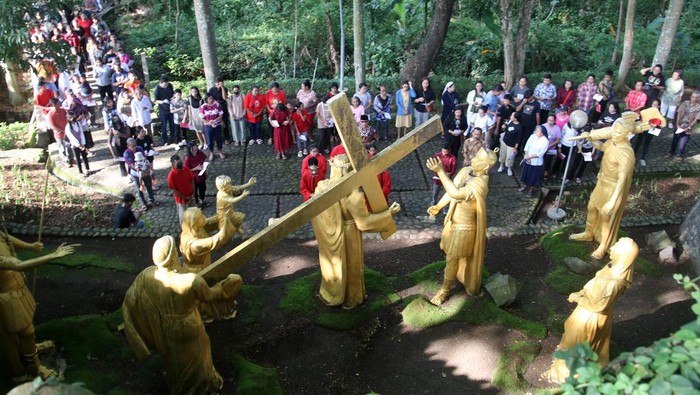 Sejumlah umat Kristiani beribadah di depan diorama penyaliban Yesus Kristus saat prosesi Jalan Salib di lereng gunung Wilis Desa Puhsarang, Kediri, Jawa Timur, Jumat (29/3/2024). Prosesi rangkaian Hari Paskah tersebut menggambarkan peristiwa yang dialami Yesus menjelang dan saat penyaliban di Bukit Golgota. ANTARA FOTO/Prasetia Fauzani/nym.