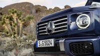 Ubahan yang paling kentara di G-Class generasi terbaru ini terdapat pada model radiator grille-nya yang dihiasi empat buah garis horizontal.Selain itu, bumper depannya pun mendapat tampilan baru yang mereka sebut dengan squircle look. Penyegaran ini juga Mercy lakukan kepada tampilan belakang G-Class. Mercy juga menyegarkan bagian model klading pilar A dan spoiler lip pada sudut atapnya. Di mana, revisi desain itu membuat G-Class lebih aerodinamis dan lebih sempurna secara akustika. Foto: Mercedes-Benz AG