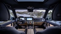 Interior G-Class terbaru ini pun disegarkan oleh Mercy. Fitur baru yang signifikan membuat perbedaan dengan generasi sebelumnya adalah akses cepat ke OFFROAD COCKPIT. Tak terlewatkan, Mercy juga memasangkan sistem infotainment MBUX 12,3 inci untuk kokpit mobil ini. Foto: Mercedes-Benz AG
