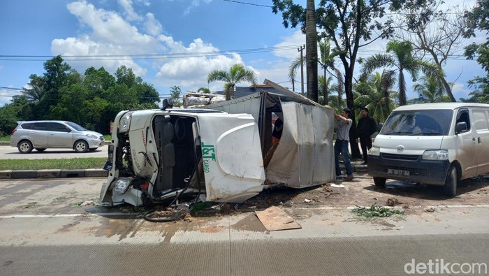 Mobil ekspedisi hilang kendali dan mengalami kecelakaan tunggal di Jalan Soekarno-Hatta Palembang. Mobil ini menabrak pohon hingga ringsek lalu terguling.