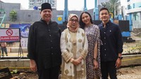 CT, Anita, bersama Putri Tanjung dan suami Guinandra Jatikusumo berfoto dengan latar belakang proyek Masjid CT ARSA.