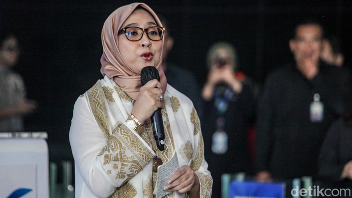 Chairman and Founder of CT Corp, Chairul Tanjung (CT) bersama istri Anita Ratnasari Tanjung melakukan groundbreaking Masjid CT ARSA di Jakarta. Anita berharap karyawan dan masyarakat dapat memakmurkan masjid ini.