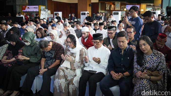 Chairman and Founder of CT Corp, Chairul Tanjung (CT) bersama istri Anita Ratnasari Tanjung melakukan groundbreaking Masjid CT ARSA di Jakarta. Anita berharap karyawan dan masyarakat dapat memakmurkan masjid ini.