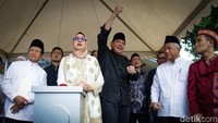 Chairman and Founder of CT Corp, Chairul Tanjung (CT) bersama istri yang juga menjabat sebagai Ketua Yayasan CT ARSA Foundation Anita Ratnasari Tanjung melaksanakan proses peletakan batu pertama Masjid CT ARSA di kompleks gedung CT Corp, Jl Kapten Tendean, Jakarta Selatan, Jumat (29/3/2024).