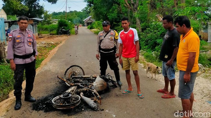 Motor pria di Kupang dibakar tiga pria mabuk sopi.