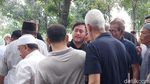 6 Potret Tangis Nassar Antar dan Pandangi Makam Ayahanda