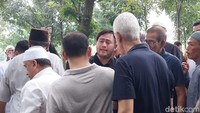 Nassar menghampiri kerabat yang turut datang ke pemakaman ayahanda. Tampak mata Nassar bengkak dan merah karena menangis. Foto: Febri/detikHOT