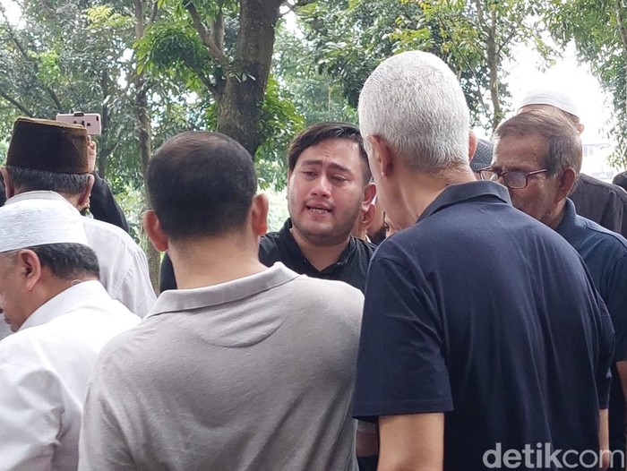 Nassar Nassar di pemakaman ayah.