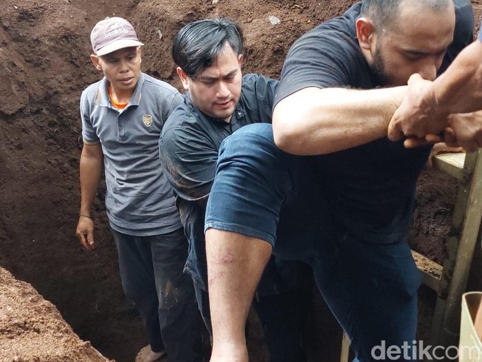 Nassar di pemakaman ayah.