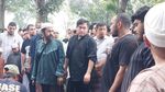6 Potret Tangis Nassar Antar dan Pandangi Makam Ayahanda