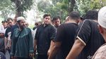 6 Potret Tangis Nassar Antar dan Pandangi Makam Ayahanda