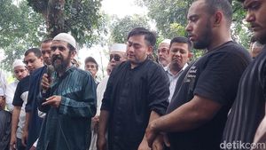 6 Potret Tangis Nassar Antar dan Pandangi Makam Ayahanda