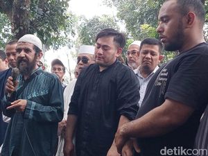 6 Potret Tangis Nassar Antar dan Pandangi Makam Ayahanda