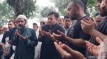 6 Potret Tangis Nassar Antar dan Pandangi Makam Ayahanda