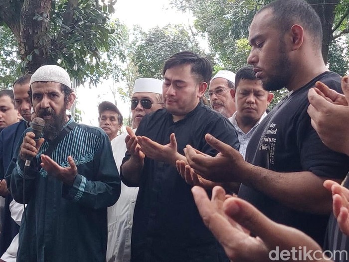 Nassar Nassar di pemakaman ayah.