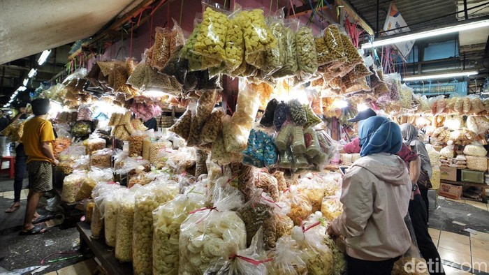 Pedagang makanan ringan di Pasar DTC Wonokromo Surabaya.