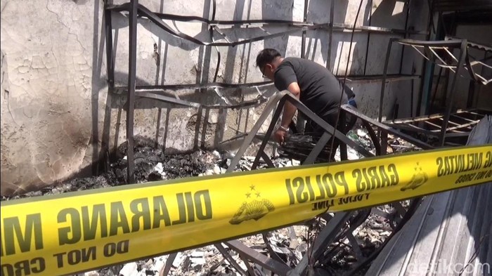 Pedagang Pasar Cipunagara mencari sisa usai kebakaran melanda