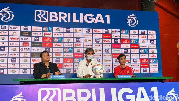 Pelatih Bali United Stefano Cugurra dan salah satu pemainnya, Luthfi Kamal saat konferensi pers di Bali United Cafe, Gianyar, Bali, Jumat (29/3/2024). (Siti Muamalah/detikBali)