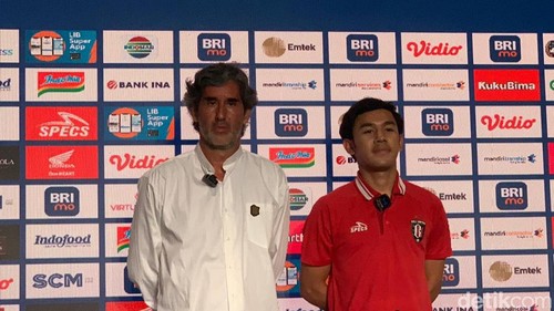 Pelatih Bali United Stefano Cugurra dan salah satu pemainnya, Luthfi Kamal saat konferensi pers di Bali United Cafe, Gianyar, Bali, Jumat (29/3/2024). (Siti Muamalah/detikBali)