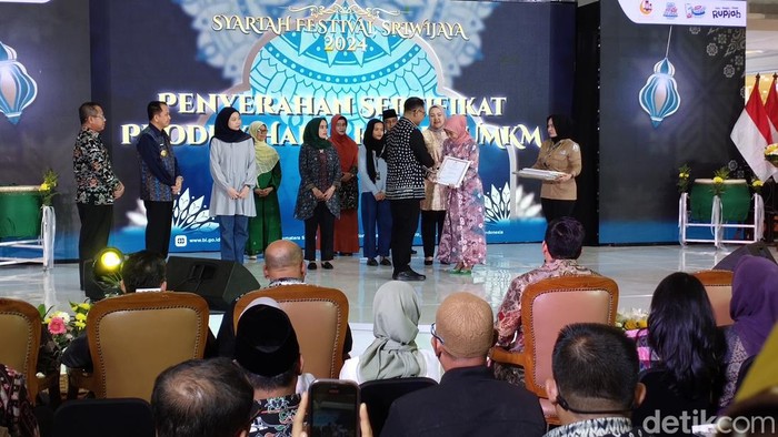 Pembagian 1.000 sertifikat halal ke pelaku UMKM di Sumsel.