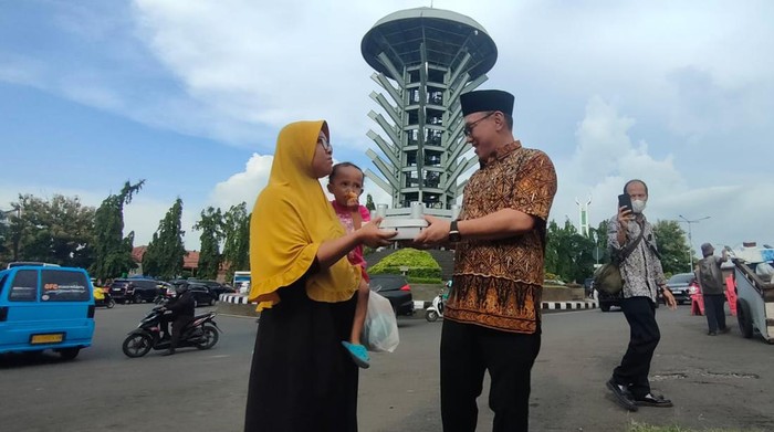 Pemkot Cilegon Bagikan 3.600 Takjil-Menu Buka Puasa untuk Pengguna Jalan