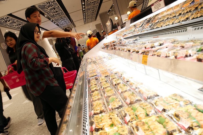 Pengunjung berbelanja di AEON Deltamas