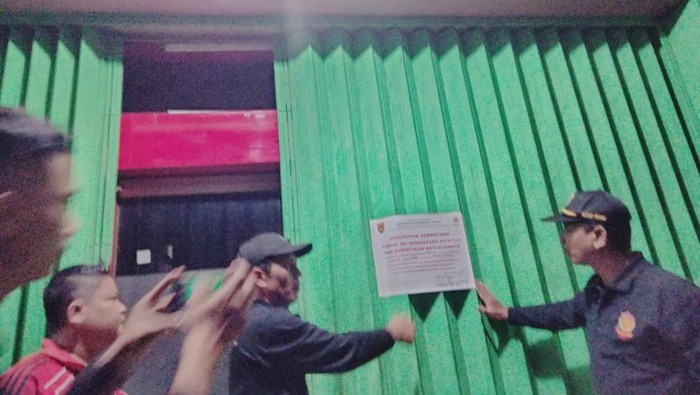 Penyegelan tempat karaoke oleh Satpol PP Semarang, Jumat (29/3/2024) dini hari.