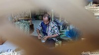 Banyaknya pesanan stoples bambu itu, Kamirin akhirnya mengadeng puluhan perajin lain di desanya.