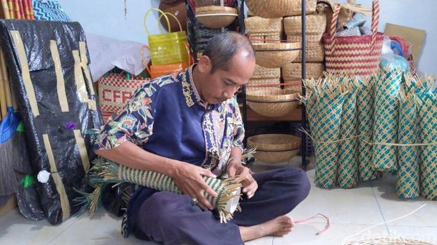 Perajin bambu di Tulungagung membuat stoples wadah kue Lebaran.
