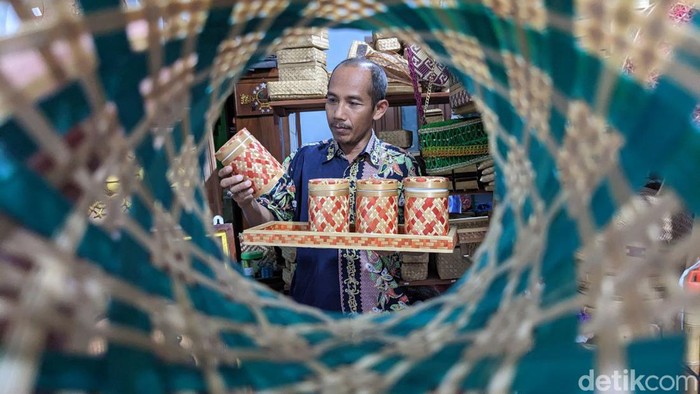 Perajin bambu di Tulungagung membuat stoples wadah kue Lebaran.