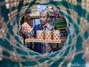Laris Manis Stoples Bambu Wadah Kue Lebaran Buah Karya Perajin Tulungagung