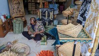 Kamirin menerima pesanan sekitar 200 stoples yang dihargai Rp 35 ribu/buah.Selain itu, ia juga menerima order sekitar 150 rantang atau keranjang hantaran berbahan bambu.