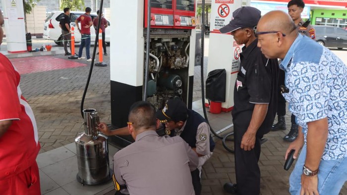 Polisi melakukan pengecekan di salah satu SPBU di Kota Pasuruan.