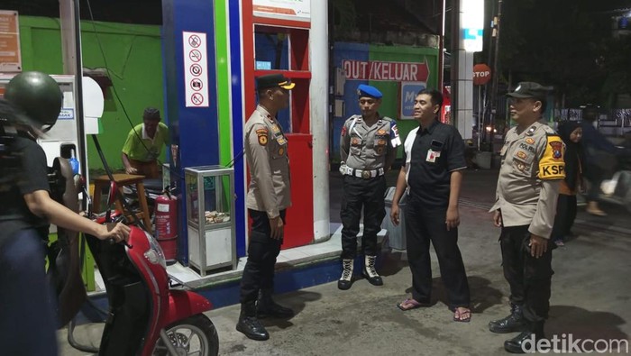Polisi melakukan pengecekan SPBU yang ada di Lamongan.