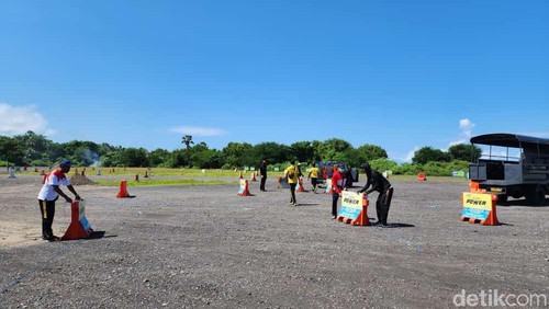 Polisi melakukan persiapan dengan pemasangan water barrier di areal terminal Kargo Gilimanuk, Kecamatan Melaya, Kabupaten Jembrana, Jumat (29/3/2024). (Dok. Polres Jembrana)