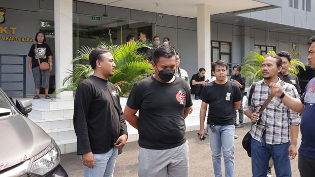Polisi menangkap driver taksi online yang menodong penumpang wanita. Kasat Reskrim Polres Metro Jakarta Barat AKBP Andri Kurniawan mengatakan tersangka ditangkap di kontrakannya saat sedang tidur.