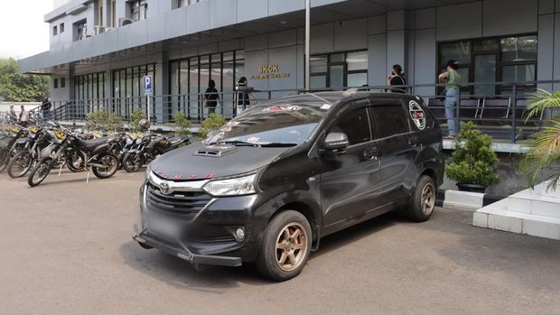 Polisi menangkap driver taksi online yang menodong penumpang wanita. Kasat Reskrim Polres Metro Jakarta Barat AKBP Andri Kurniawan mengatakan tersangka ditangkap di kontrakannya saat sedang tidur.