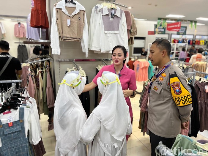 polres kediri kota ajak anak yatim belanja di mal