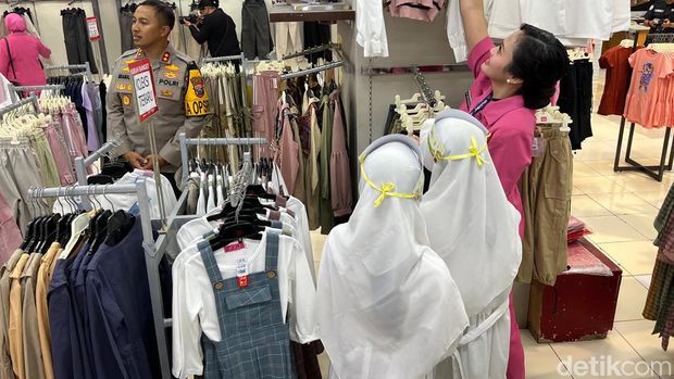polres kediri kota ajak anak yatim belanja di mal
