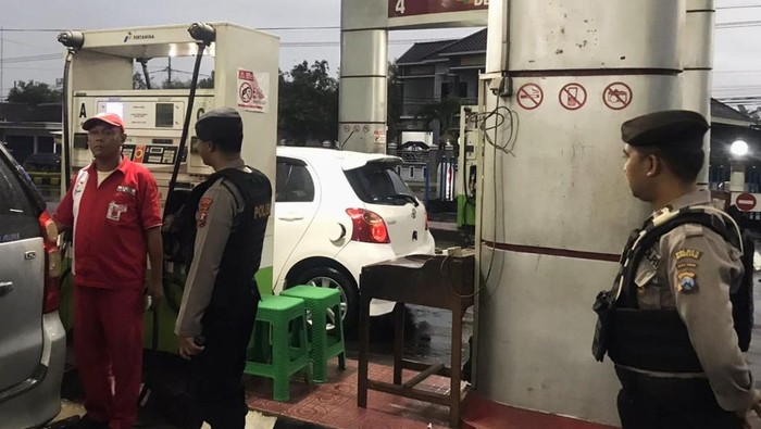 Polres Magetan saat patroli di SPBU jelang mudik Lebaran.