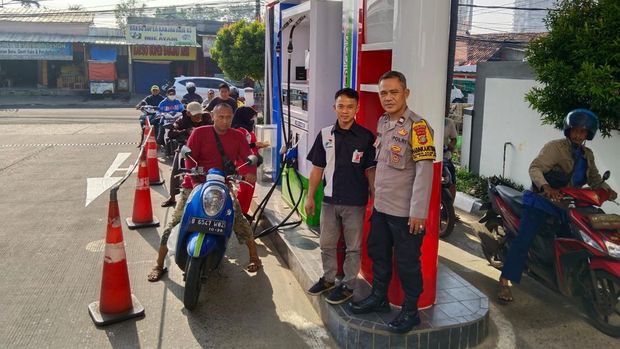 Anggota Polsek Pondok Aren mengimbau pedagang mewaspadai kerawanan peredaran uang palsu jelang lebaran