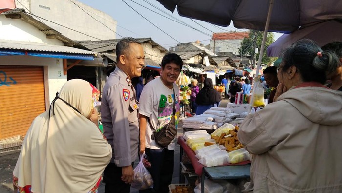 Anggota Polsek Pondok Aren mengimbau pedagang mewaspadai kerawanan peredaran uang palsu jelang lebaran