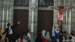 Potret Prosesi Jalan Salib di Gereja Katedral Jakarta