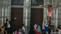 Pada Hari peringatan Wafat Isa Al-Masih dilaksanakan prosesi Jalan Salib yang merupakan rangkaian Tri Hari Suci Paskah menggambarkan kesengsaraan Yesus Kristus digelar pada 14 titik pemberhentian hingga pada hari kematiannya.