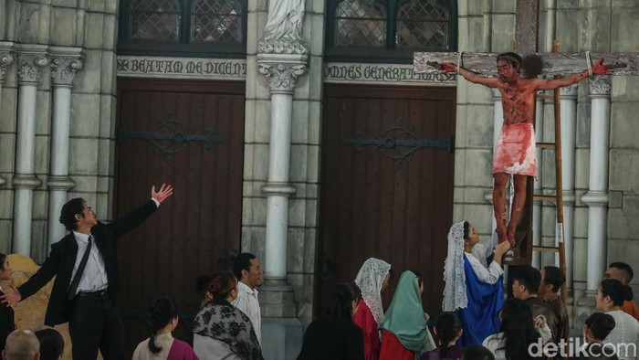 Prosesi Jalan Salib dalam memperingati Paskah di Gereja Katedral, Jakarta Pusat berlangsung khidmat. Begini potretnya.