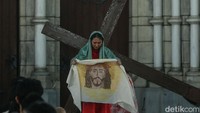 Susy mengatakan pada hari ini Gereja Katedral memasuki ibadat yang disebut Jumat Agung yang salah satunya meliputi sebuah prosesi renungan, yakni mengenai kisah sengsara dari wafatnya Kristus atau disebut Jalan Salib Kreatif.