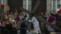 Jalan Salib Kreatif diperankan oleh kurang lebih 60 orang muda-mudi Gereja Katedral dengan 25 orang diantaranya merupakan para aktor, sedangkan sisanya meliputi sutradara dan kru.