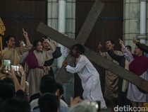 Potret Prosesi Jalan Salib di Gereja Katedral Jakarta